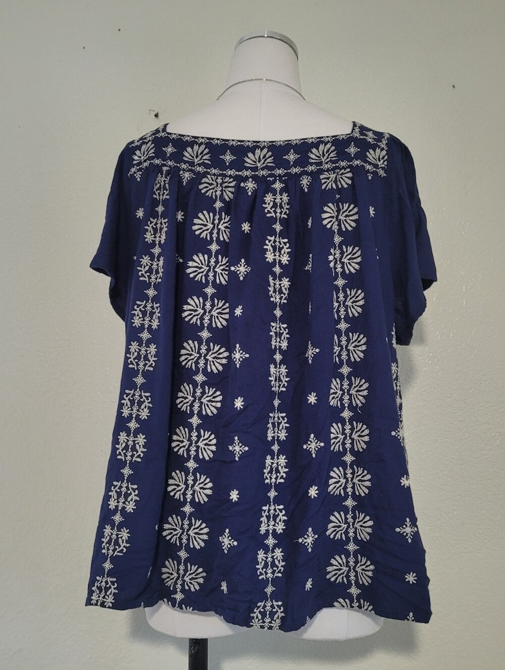 Torrid Navy Blue Crinckle Gauze Plus Size 2 Top with Yvory Floral Embroidery - Picture 5 of 9